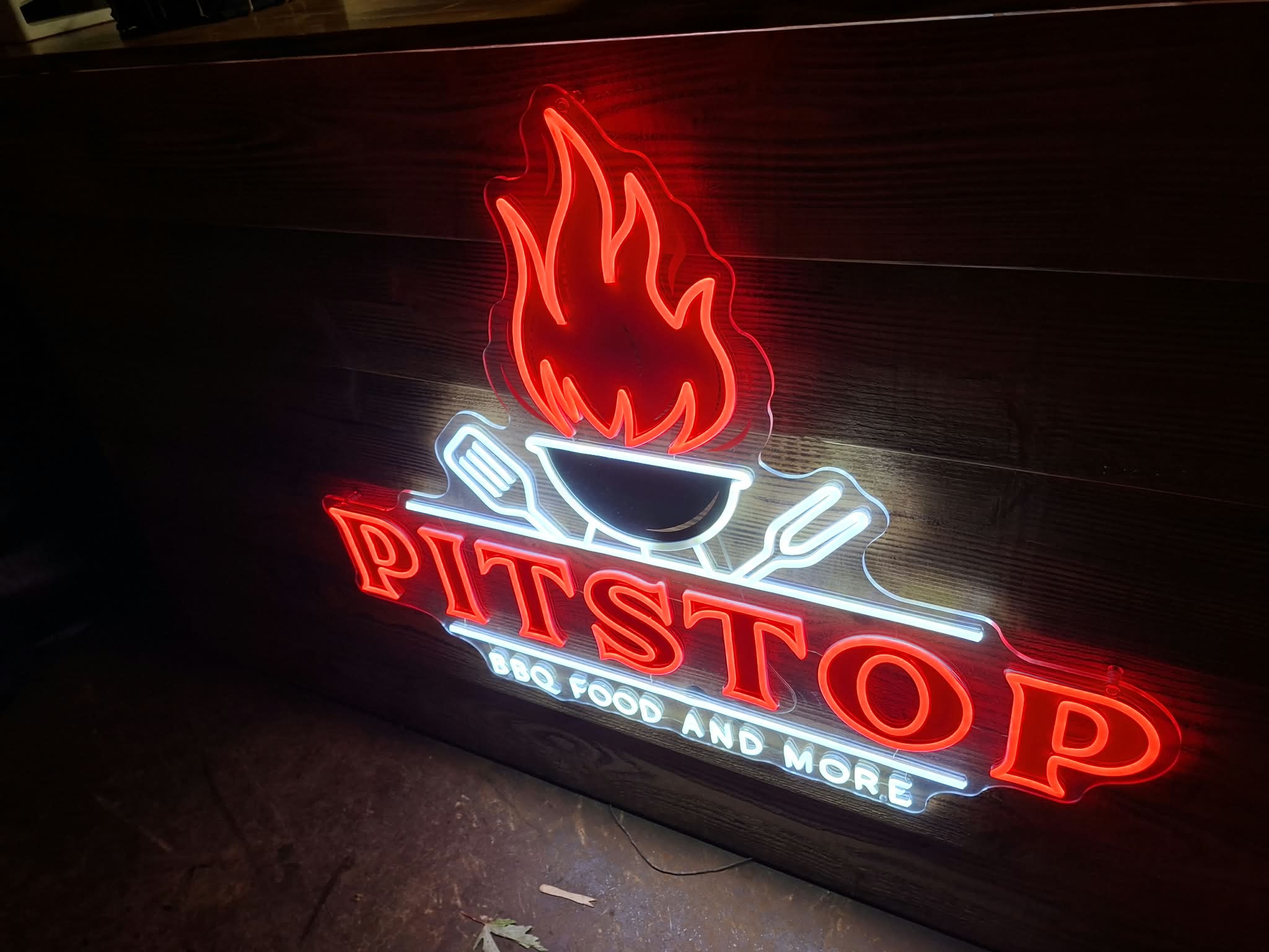 Pitstop bij nacht.jpeg